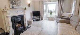 ST. MICHAEL'S, pet friendly, with hot tub in Muff, County Donegal