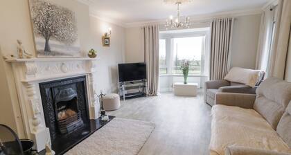 ST. MICHAEL'S, pet friendly, with hot tub in Muff, County Donegal