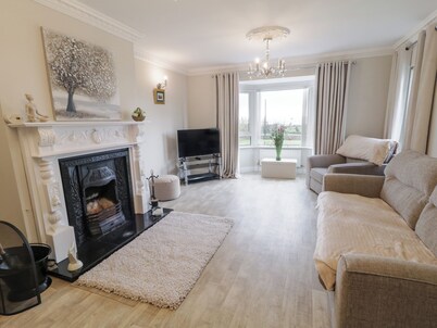 ST. MICHAEL'S, pet friendly, with hot tub in Muff, County Donegal