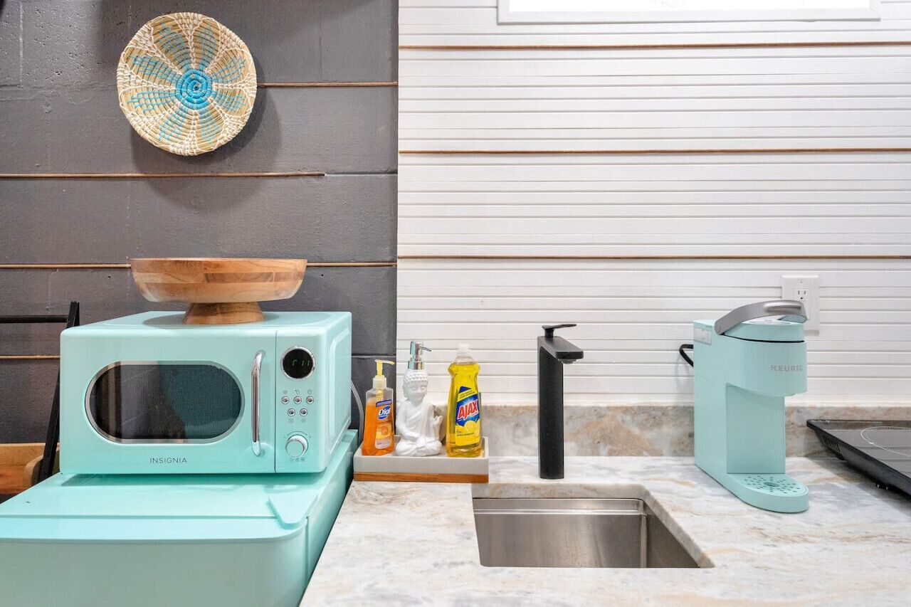 Four à micro-ondes, cafetière-théière, grille-pain