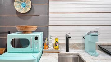 Four à micro-ondes, cafetière-théière, grille-pain