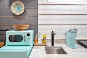 Mikrobølgeovn, ovn, kaffetrakter/tekoker og brødrister