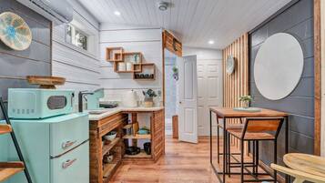 Four à micro-ondes, cafetière-théière, grille-pain