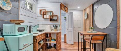 Mikrobølgeovn, ovn, kaffetrakter/tekoker og brødrister