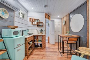 Mikrobølgeovn, ovn, kaffetrakter/tekoker og brødrister