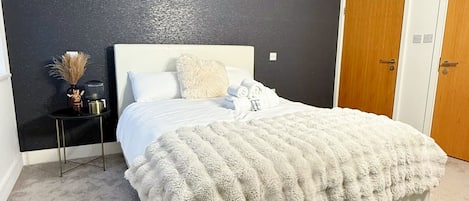 2 bedrooms, desk, iron/ironing board, WiFi (free)