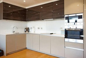 Kjøleskap, mikrobølgeovn, ovn og kokeplater