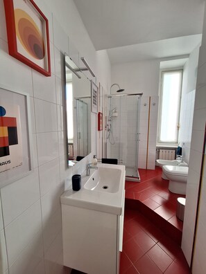 Dusche, Haartrockner, Bidet, Handtücher