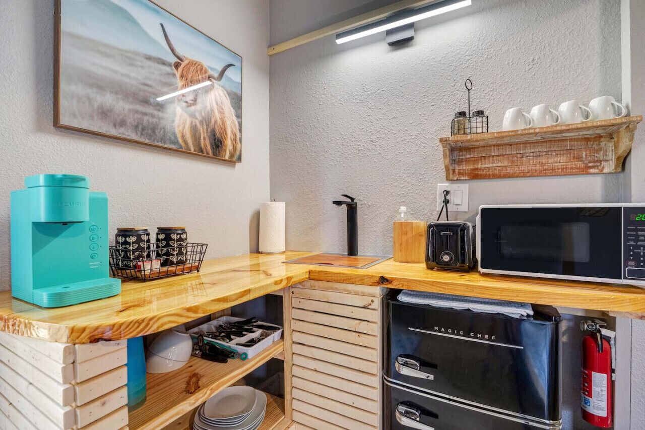 Een magnetron, een oven, een kookplaat, een koffiezetapparaat/waterkoker