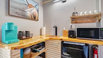 Een magnetron, een oven, een kookplaat, een koffiezetapparaat/waterkoker