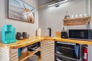 Een magnetron, een oven, een kookplaat, een koffiezetapparaat/waterkoker