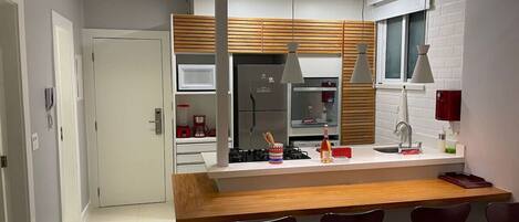 Jääkaappi, mikroaaltouuni, uuni, liesi