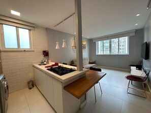 Réfrigérateur, micro-ondes, four, plaque de cuisson