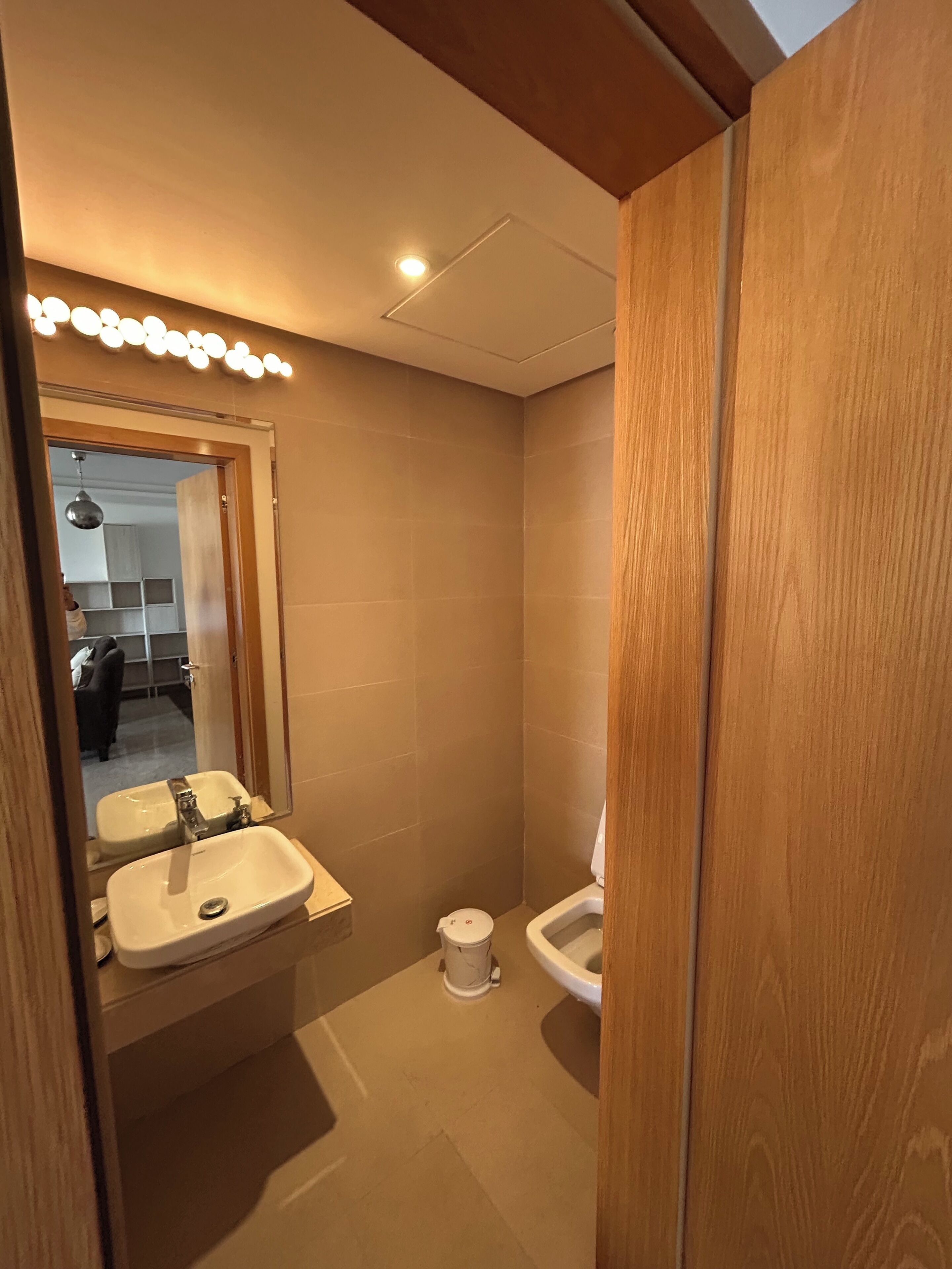 Een haardroger, een bidet, handdoeken, zeep