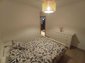 3 bedrooms, iron/ironing board, WiFi, bed sheets