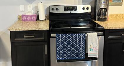 Charming 2-bedroom apartment with WiFi and AC in wonderful Edmonton