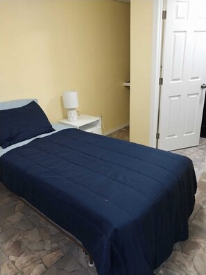 1 habitación, tabla de planchar con plancha, wifi y ropa de cama