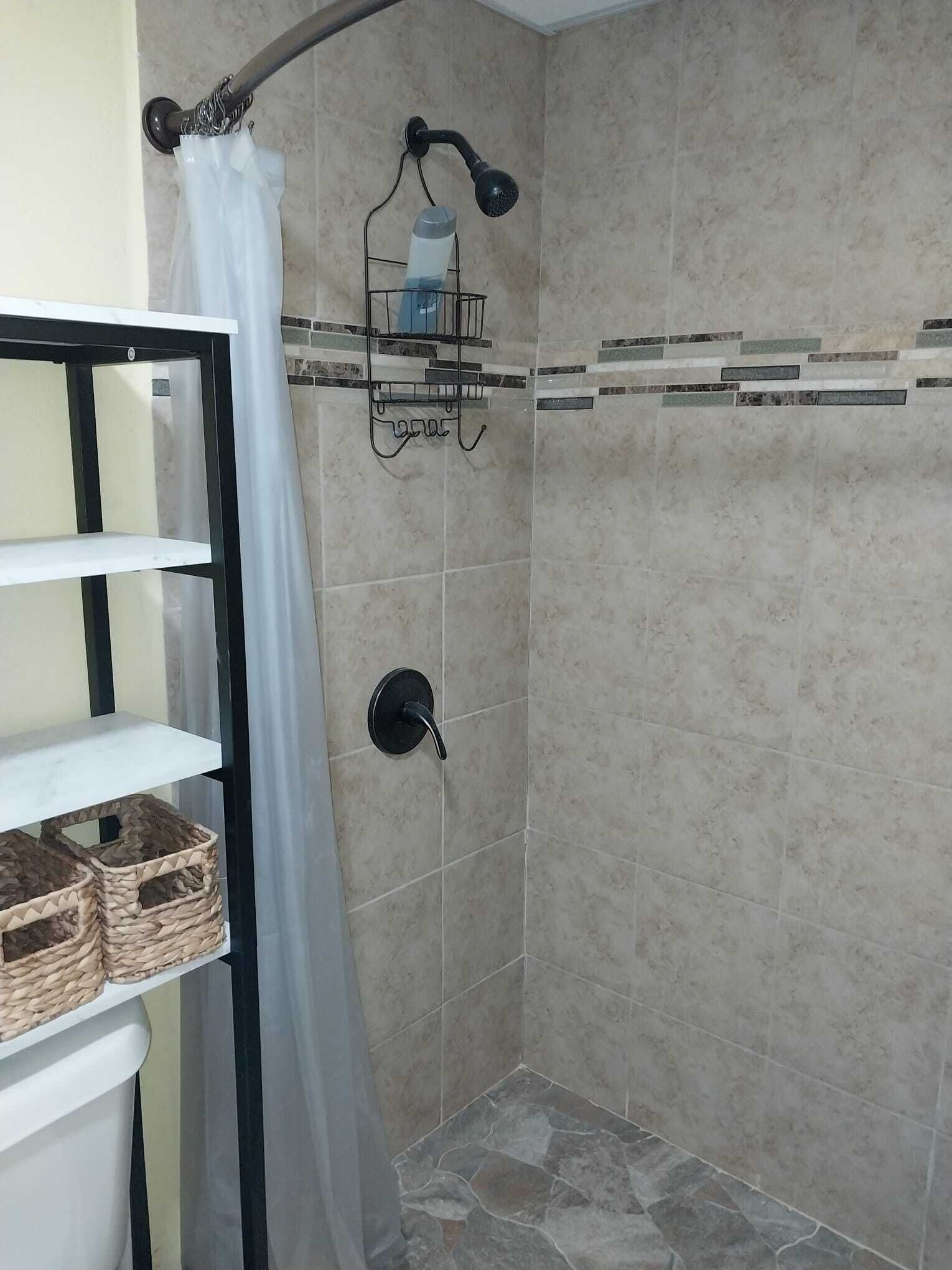 Sèche-cheveux, serviettes fournies, savon, papier toilette