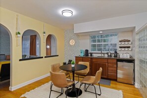 Dining - Downtown Gem w/ Jacuzzi + Basketball + Games! (Orlando)