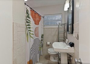 Secador de cabelo, toalhas de banho, sabonete, papel higiênico