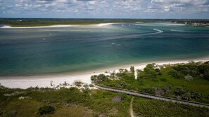 Playa en los alrededores, camastros y toallas de playa 