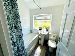 Secador de cabelo, toalhas de banho, sabonete, papel higiênico