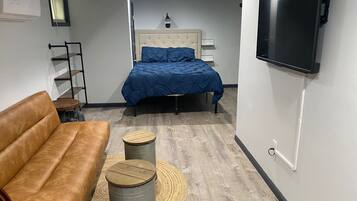 Tabla de planchar con plancha, wifi, ropa de cama