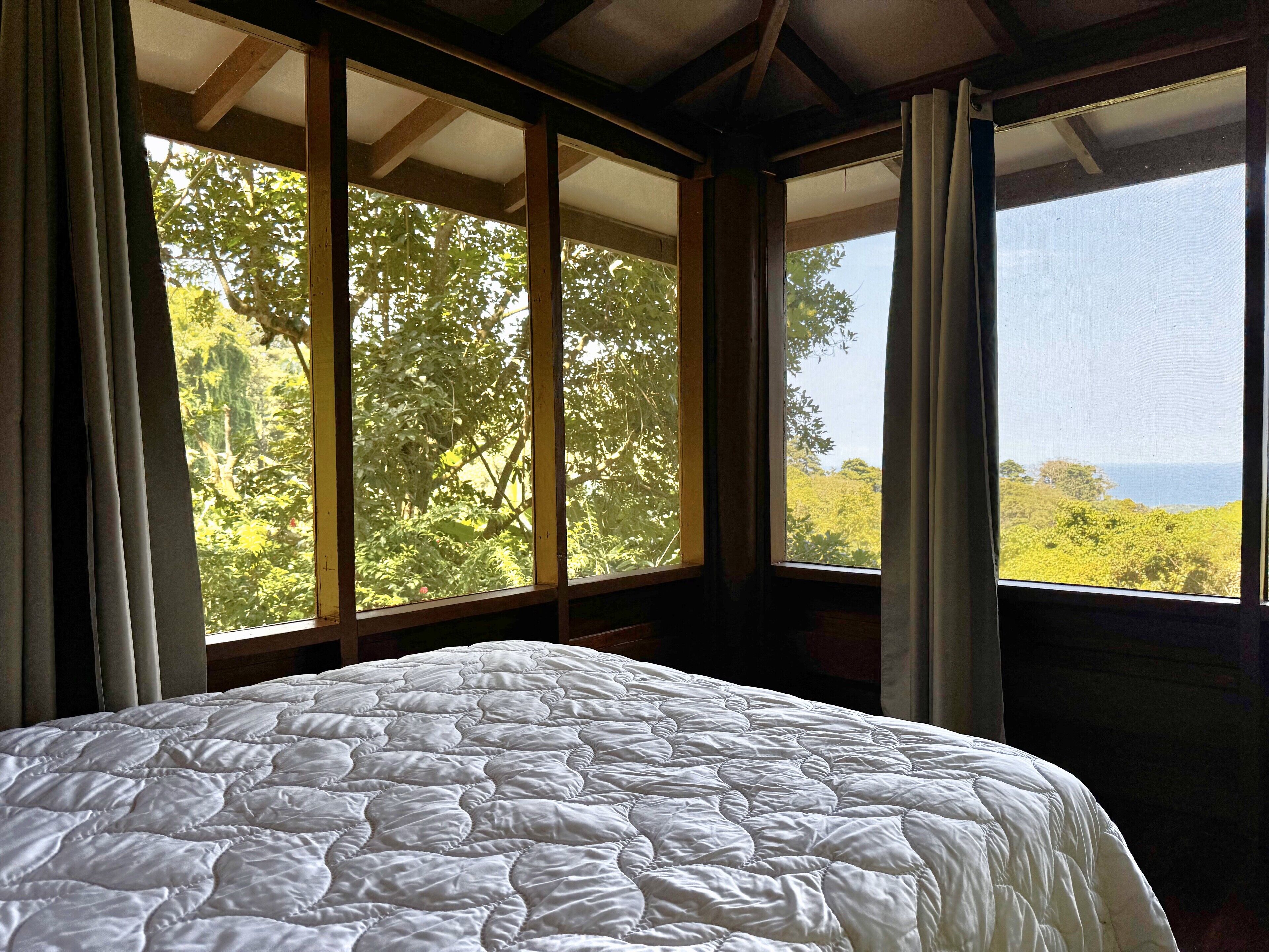 Decoración personalizada, muebles diferentes y ropa de cama 