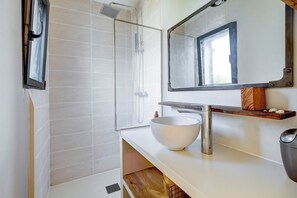 Douche, sĂšche-cheveux, serviettes fournies, savon
