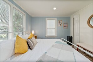 4 bedrooms, iron/ironing board, WiFi, bed sheets