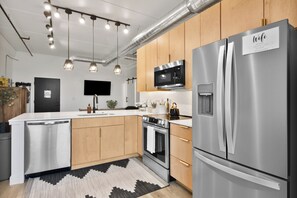 Réfrigérateur, four à micro-ondes, un four, surface de cuisson