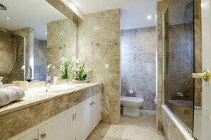 Shower, hair dryer, towels