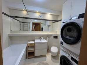 Apartment | Bathroom