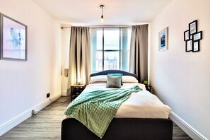 2 bedrooms, iron/ironing board, WiFi, bed sheets - Central Bristol 2 Bed House! Opposite the BRI Hospital, Ideal for Professionals (Bristol)