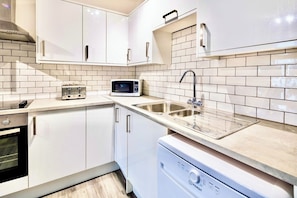 Dining tables - Central Bristol 2 Bed House! Opposite the BRI Hospital, Ideal for Professionals (Bristol)
