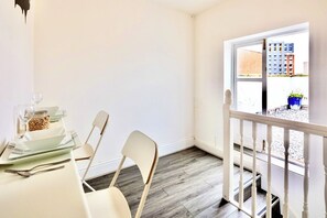 Dining - Central Bristol 2 Bed House! Opposite the BRI Hospital, Ideal for Professionals (Bristol)