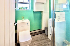 Shower, hair dryer, towels, soap - Central Bristol 2 Bed House! Opposite the BRI Hospital, Ideal for Professionals (Bristol)