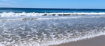 Queen room in charming 4-bedroom B&B with WiFi and some AC in fab Mullumbimby