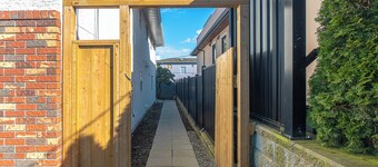 Welcome to Main floor 2 Bedrooms Suite A &10 minute walk from Metrotown Mall