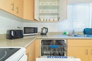 Kjøleskap, mikrobølgeovn, ovn og kokeplater