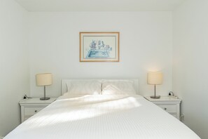 2 bedrooms, in-room safe, iron/ironing board, free WiFi - Welcome to Main floor 2 Bedrooms Suite A &10 minute walk from Metrotown Mall (Burnaby)