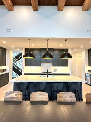 Micro-ondes, four, plaque de cuisson, lave-vaisselle