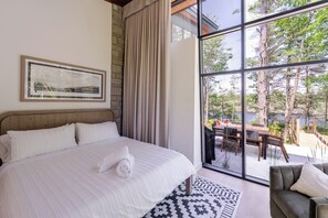 5 bedrooms, desk, WiFi, bed sheets