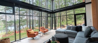 Waterfront Luxury 5-bedroom cottage with Hot tub