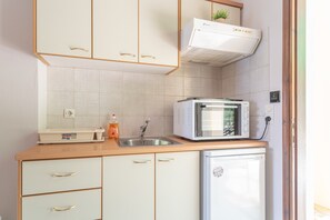 Réfrigérateur, four, plaque de cuisson, cafetière/bouilloire