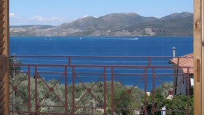 A coastal view with a clear sky, a body of water, and distant mountains. - Studio Apartment '3 Adults No 4' with Sea View, Wi-Fi and Air Conditioning (Nikiana)