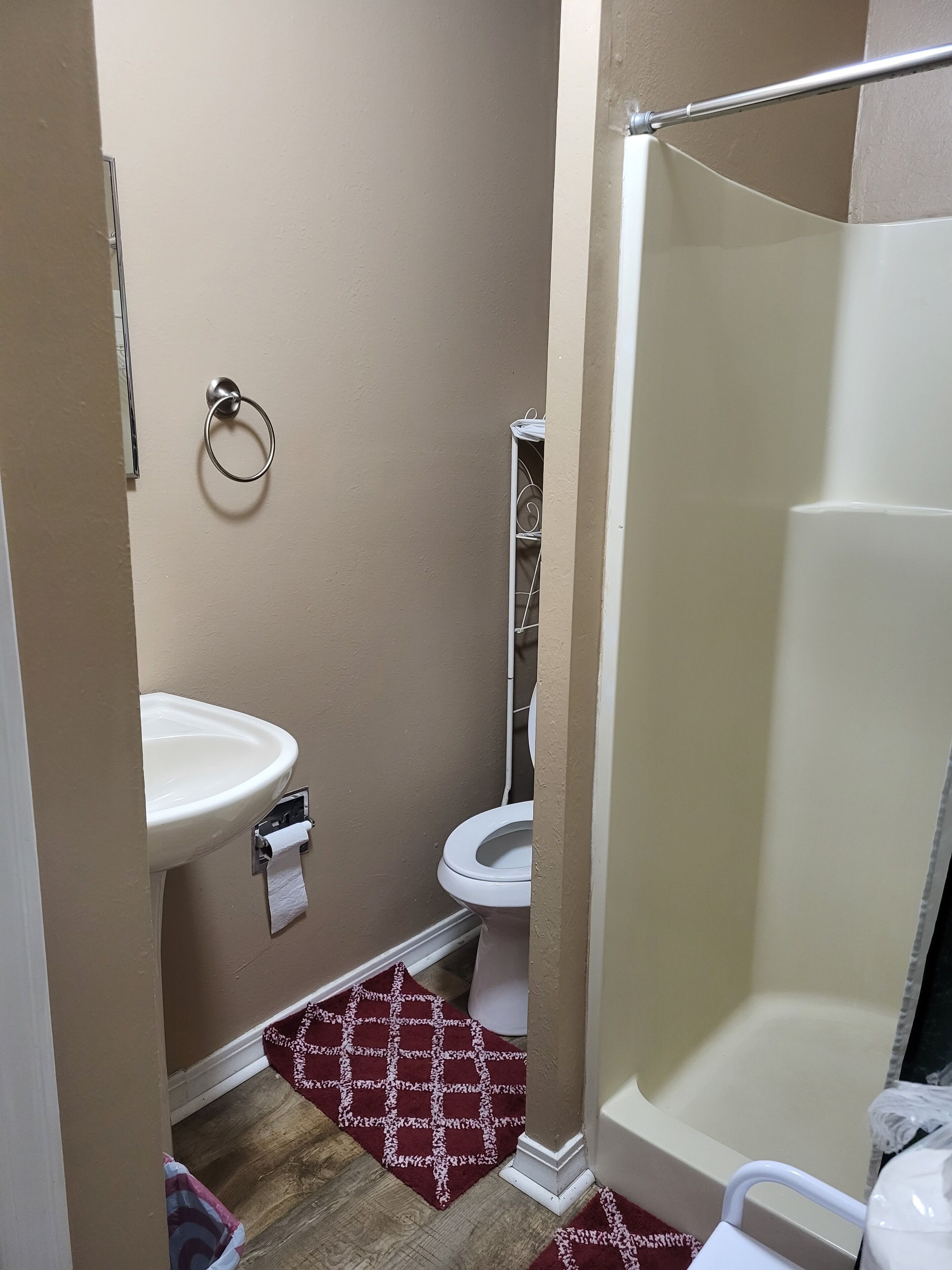 Serviettes fournies, papier toilette