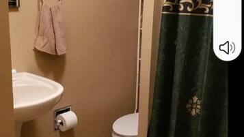 Serviettes fournies, papier toilette