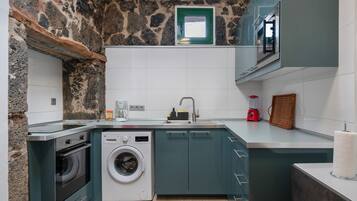 Een koelkast, een magnetron, een oven, een kookplaat