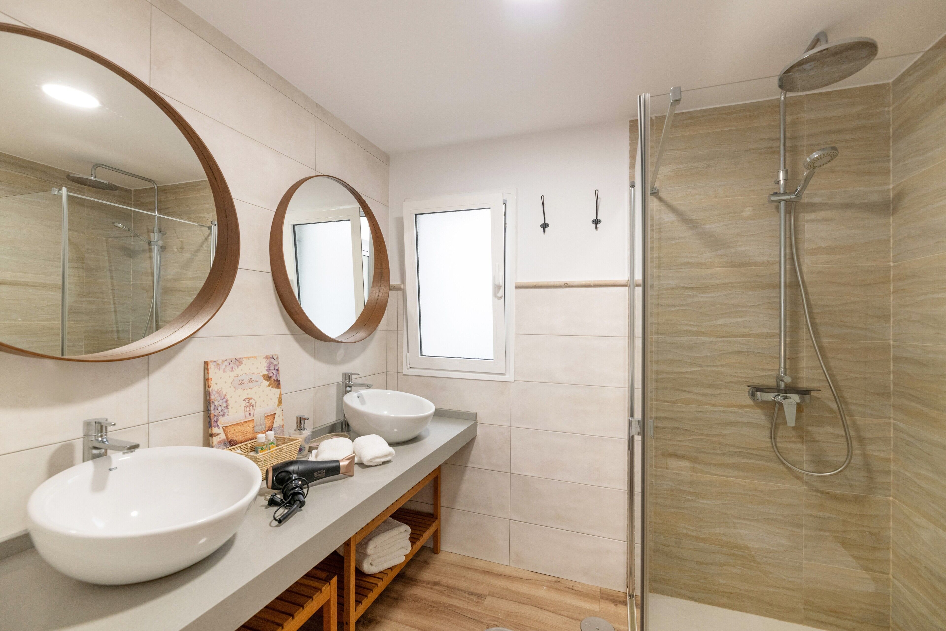 Shower, hair dryer, towels